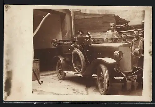 Foto-AK Auto Adler Taxi, KFZ fährt aus einer Garage