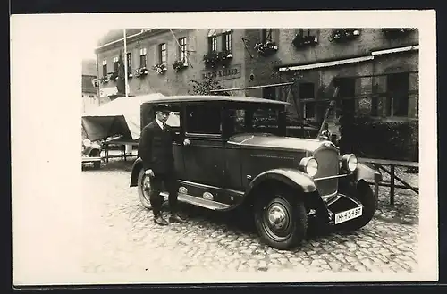 Foto-AK Auto Opel 10 /40, Chauffeur an der Fahrertür, Gasthaus Rats-Keller in Falkenberg