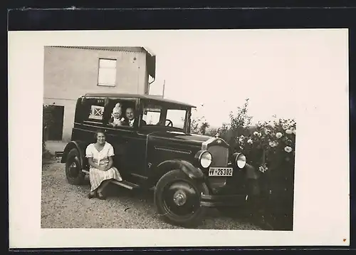 Foto-AK Auto Opel 10 /40, Stolze Familie am KFZ