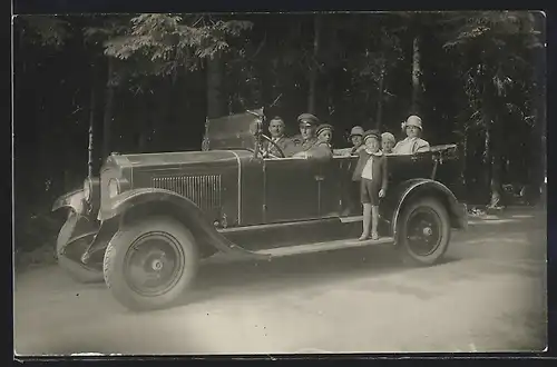 Foto-AK Auto Opel, Familie beim Ausflug ins Grüne