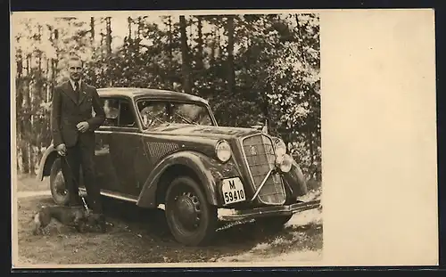 Foto-AK Auto Opel Olympia (1,3 Liter) 1937, Besitzer mit Dackel vor KFZ am Waldrand