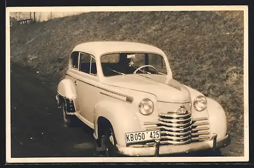 Foto-AK Auto Opel Olympia-51, Weisses KFZ am Strassenrand