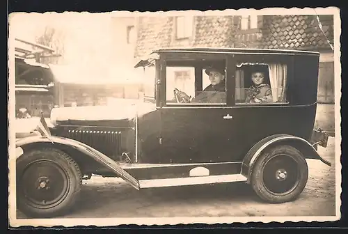 Foto-AK Auto Opel 4 /16 1926 /27, Vater mit Sohn im Matrosenhemd im KFZ