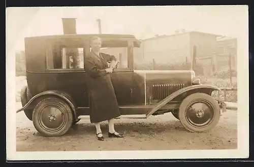 Foto-AK Auto Opel 4 /16, Ältere Dame posiert vor KFZ