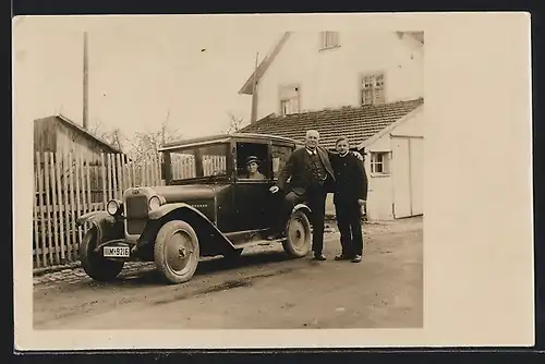 Foto-AK Auto Opel 4 /16 1926 /27, Zwei Herren Arm in Arm vor KFZ mit Dame