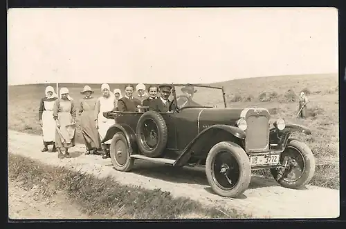Foto-AK Auto Opel 4 /16 1926, Zwei Herren u. Damen im offenen KFZ mit Feldarbeiterinnen