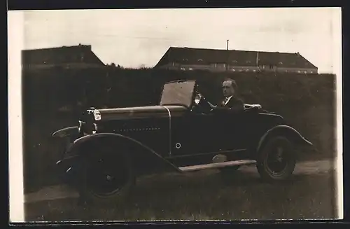 Foto-AK Auto Opel 4 /16 1926 /27, Junger Herr im Anzug im KFZ auf Landstrasse