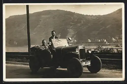 Foto-AK Auto Opel Laubfrosch 1924, Lächelnde Herren im offenen KFZ am Wasser