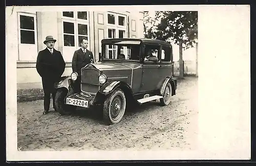 Foto-AK Auto Opel 4 /20 1929 /30, Vater u. Sohn im KFZ neben zwei Herren