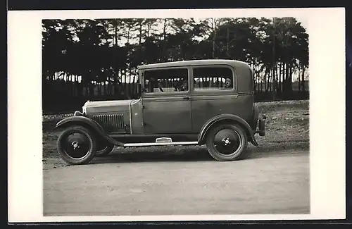 Foto-AK Auto Opel 4 /20 1929 /30, Familie im KFZ am Waldrand