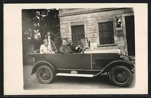 Foto-AK Auto Opel 4 /20 1930, Ehepaar mit Tochter im offenen KFZ