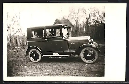 Foto-AK Auto Opel 4 /16, Dame mit Fahrer im KFZ