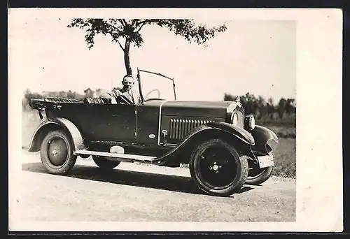 Foto-AK Auto Opel 4 /16 1927 /28, Lächelnder Fahrer im offenen KFZ vor Wiese