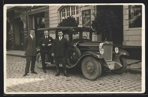 Foto-AK Auto Opel 10 /40 1926, Drei Herren am KFZ vor Hotel Restaurant Preussischer Hof