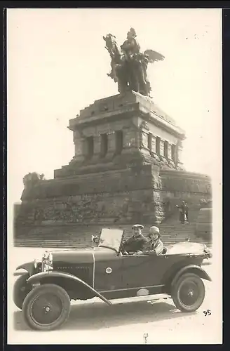 Foto-AK Auto Opel 4 /14 1926, Ehepaar im offenen KFZ vorm Kaiser-Wilhelm-Denkmal