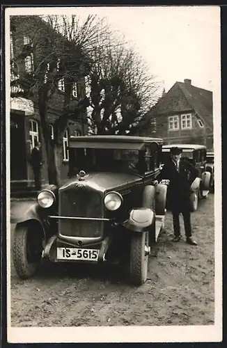 Foto-AK Auto Opel 12 /50 1927 /28, Chauffeur mit KFZ am Strassenrand