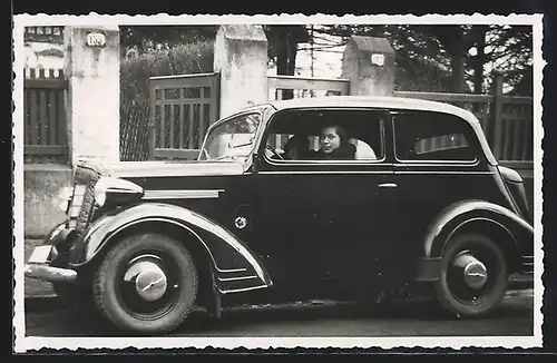 Foto-AK Auto Opel (1,3 Liter) 1934, Mutter u. Tochter im KFZ vor Gartentor