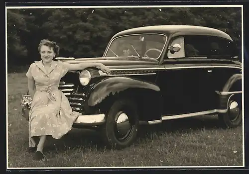 Foto-AK Auto Opel Olympia 1951 /52, Schöne Dame im Sommerkleid posiert am KFZ