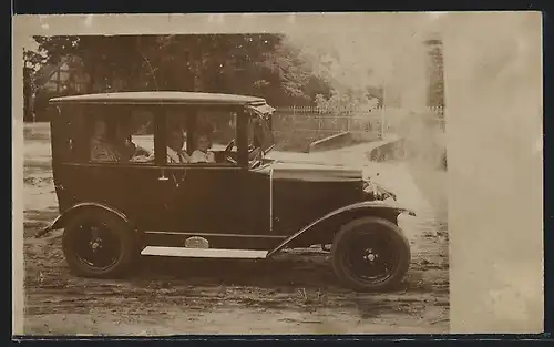 Foto-AK Auto Opel 4 /16 1926 /27, Stolze Familie im KFZ