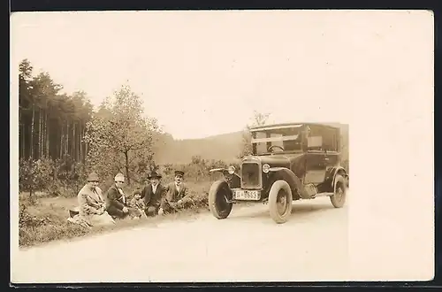 Foto-AK Auto Opel 4 /14 1926, Familie rastet am Wegesrand mit KFZ