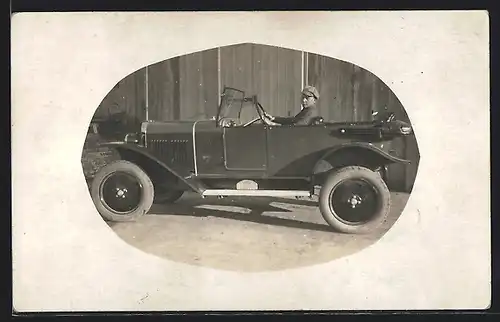 Foto-AK Auto Opel 4 /14, Junger Herr am Steuer eines KFZ