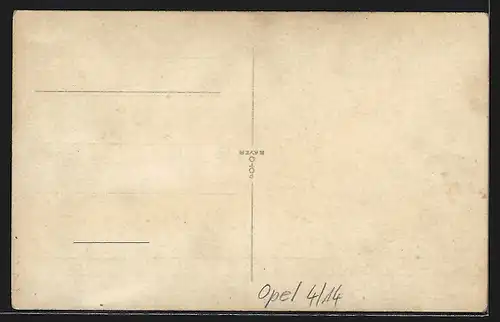 Foto-AK Auto Opel 4 /14, Junger Herr am Steuer eines KFZ