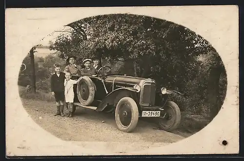 Foto-AK Auto Opel 4 /14 1925, Drei Herren u. zwei Kinder am KFZ am Strassenrand