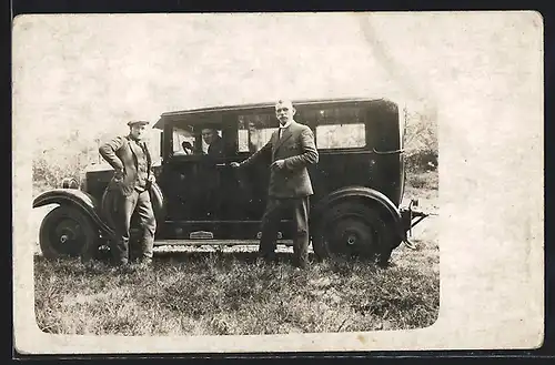Foto-AK Auto Opel 4 /20 1927 /28, Drei Herren am KFZ auf einer Wiese