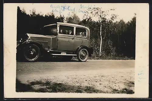 Foto-AK Auto Opel 4 /20 1929 /30, Stolze Familie im KFZ am Strassenrand