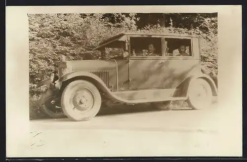 Foto-AK Auto Opel 10 /40 1925 /27, Zwei Herren mit Dame im KFZ am Waldrand