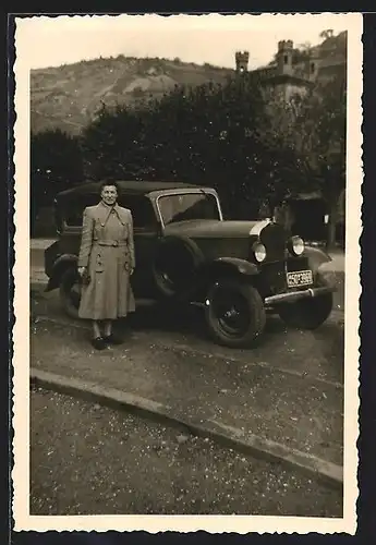 Foto-AK Auto Opel (1,2 Liter) 1934, Dame vor KFZ mit Burg im Hintergrund
