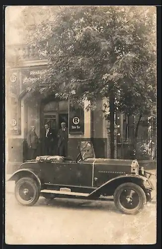 Foto-AK Auto Opel 4 /16 1927, Drei Herren betrachten offenes KFZ vor Restaurant
