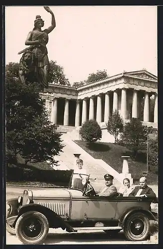 Foto-AK Auto Opel 4 /16, Familie im offenen KFZ vor der Ruhmeshalle