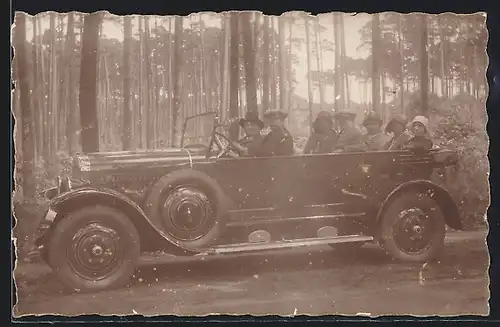 Foto-AK Auto Opel 10 /40, Familie beim Ausflug im offenen KFZ
