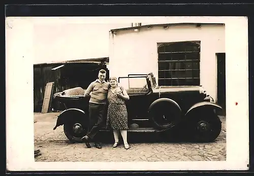 Foto-AK Auto Opel 12 /50 15 /60 1927 /28, Stolzes Pärchen vor offenem KFZ im Hof