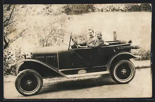 Foto-AK Auto Opel 4 /14 1925, Lächelndes Paar im offenen KFZ am Strassenrand