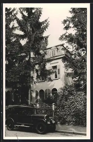 Foto-AK Auto Opel 4 /20 1930, KFZ vor Villa mit hohen Bäumen