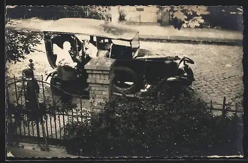 Foto-AK Auto Opel 14 /38 1920 /22, Ausstieg aus einem KFZ am Strassenrand