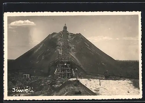 AK Kohtla-Järve, Ölschiefer-Bergbau, Abraumhalde mit Förderband