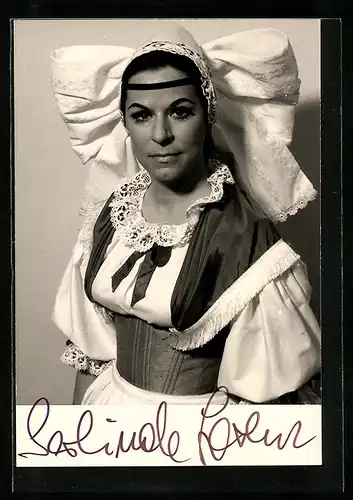 AK Opernsängerin Gerlinde Lorenz im Kostüm, mit original Autograph
