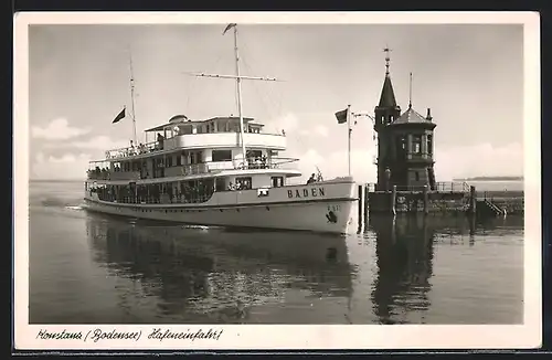 AK Konstanz /Bodensee, Dampfer Baden in der Hafeneinfahrt