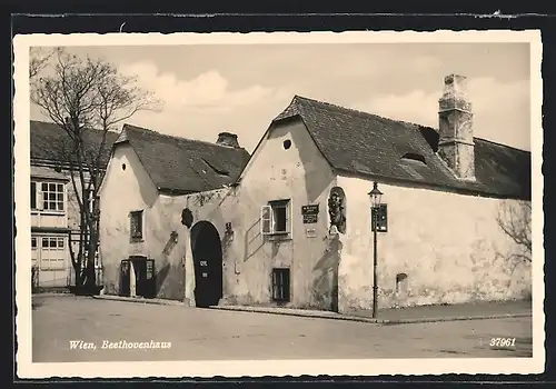 AK Wien-Heiligenstadt, Beethovenhaus mit Strasse