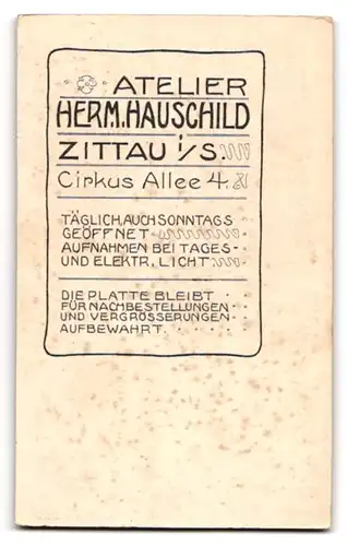 Fotografie Atelier Hauschild, Zittau i. S., Cirkus Allee 4, Bürgertochter in schwarzem tailliertem Kleid mit Buch