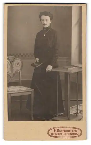 Fotografie E. Ostenkötter, Hirschfelde i. S., Bahnhofstr., Hübsche Dame mit Haarschmuck u. Kette