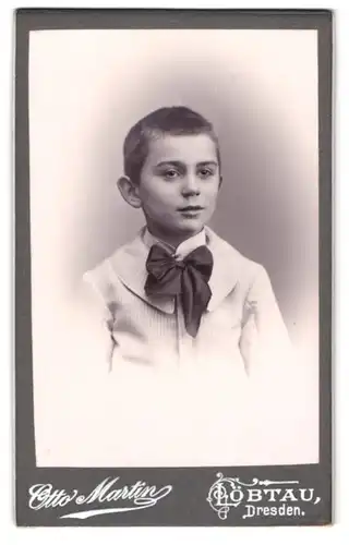Fotografie Otto Martin, Dresden, Reisewitzerstr. 18, Junge in hellem Jackett mit grosser dunkler Schleife