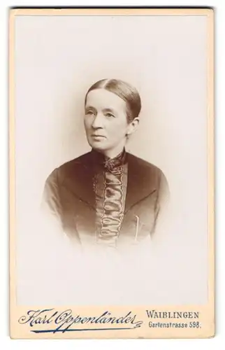 Fotografie Karl Oppenländer, Waiblingen, Gartenstrasse 598, Bürgerliche Dame mit zurückgekämmtem Haar u. Kragenbrosche