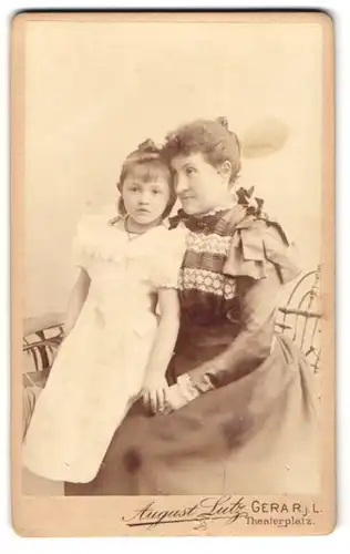 Fotografie August Lutz, Gera R. j. L., Theaterplatz, Mutter in tailliertem Kleid mit Tochter in weissem Kleid