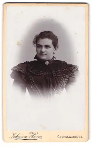 Fotografie Johann Heine, Georgswalde i. B., Junge Dame in tailliertem Kleid mit Rüschenkragen