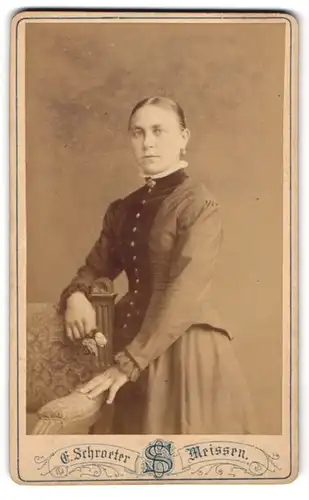 Fotografie Ernst Schroeter, Meissen, Obergasse 597, Bürgerliche Dame mit strenger Frisur in tailliertem Kleid