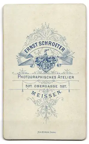 Fotografie Ernst Schroeter, Meissen, Obergasse 597, Bürgerliche Dame mit strenger Frisur in tailliertem Kleid